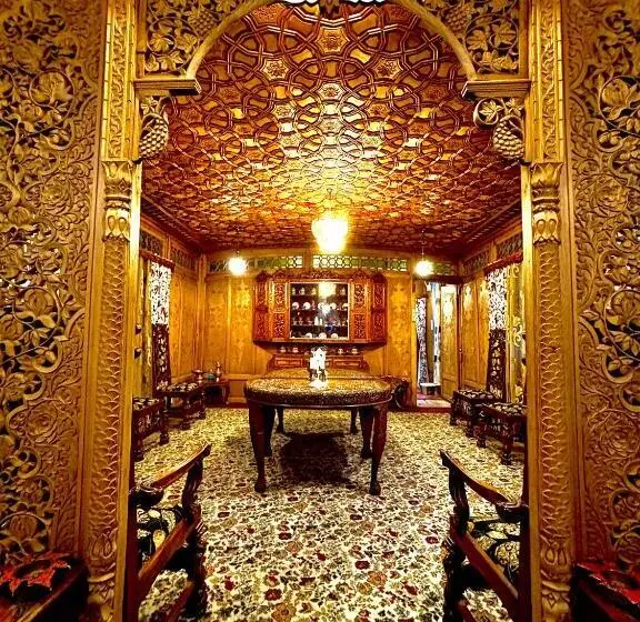 هتل The Badyari Palace Houseboats