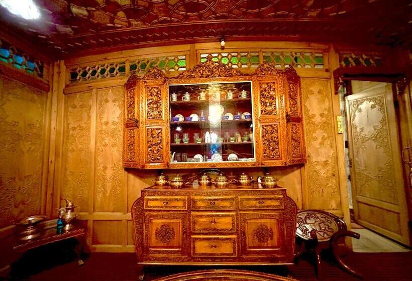 هتل The Badyari Palace Houseboats