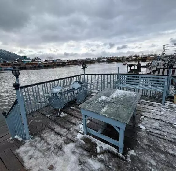هتل The Badyari Palace Houseboats
