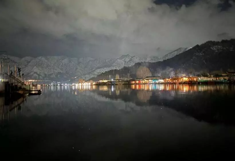 هتل The Badyari Palace Houseboats