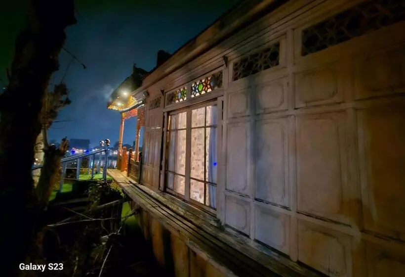 هتل The Badyari Palace Houseboats