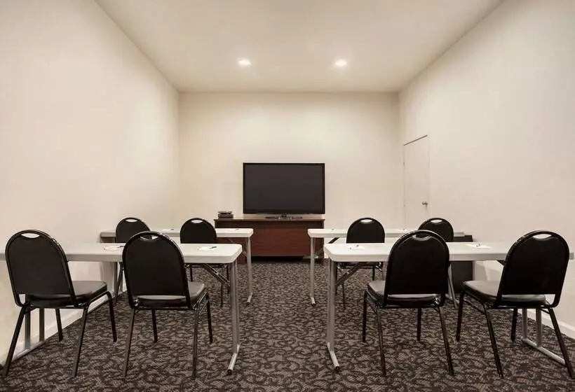 Hotelli Travelodge By Wyndham Guernsey