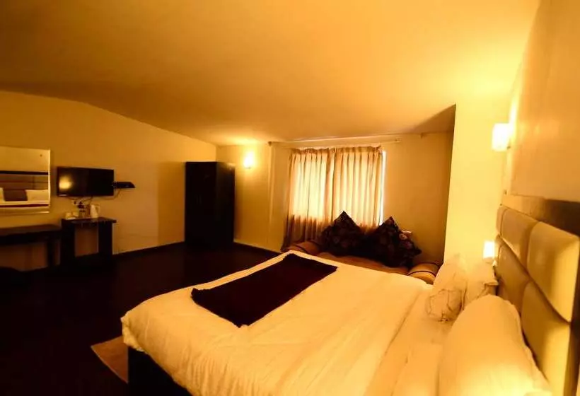 هتل Aksa Srinagar