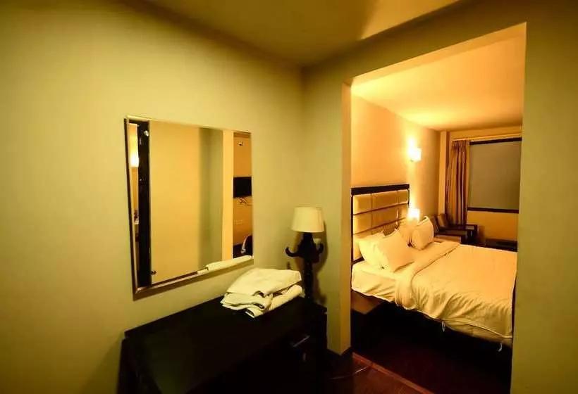 هتل Aksa Srinagar