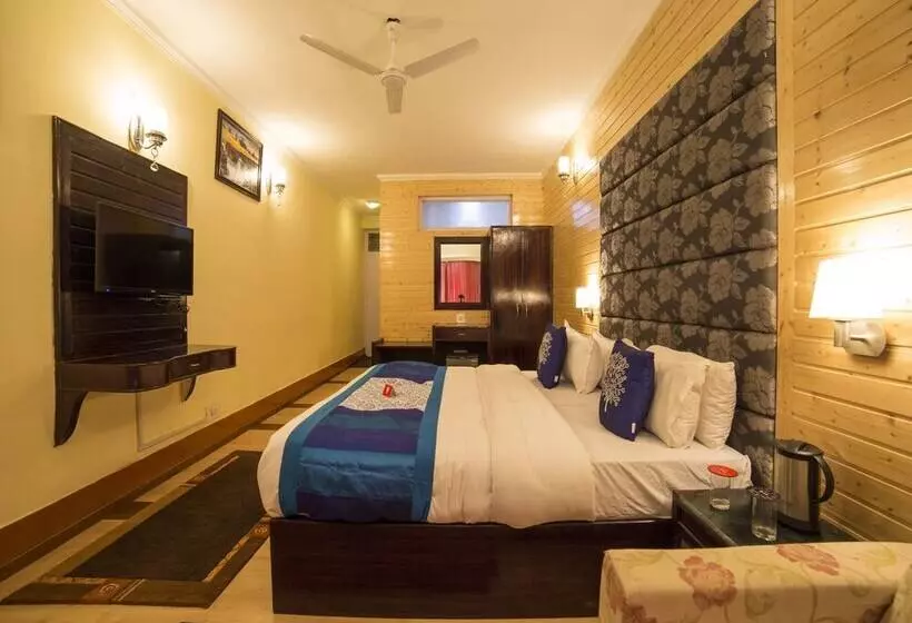 Hotel Pamposh