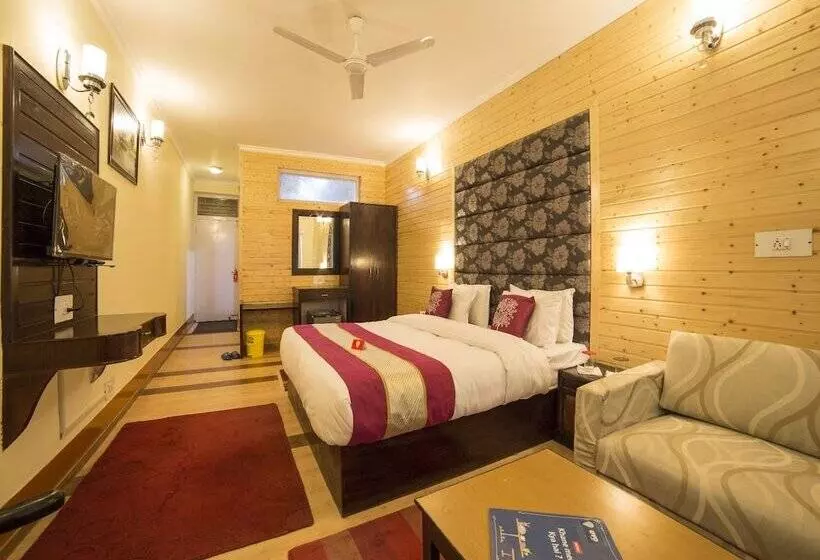 Hotel Pamposh