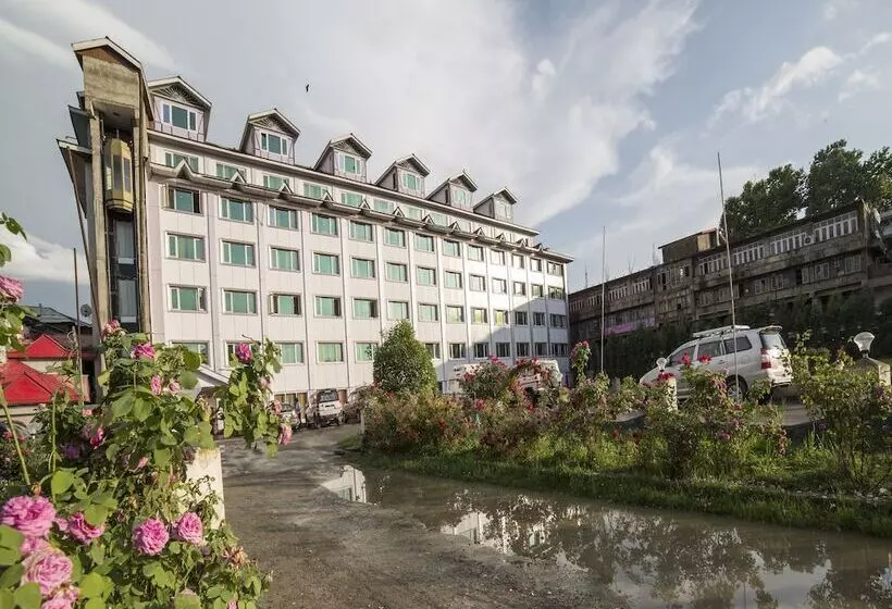 Hotel Pamposh