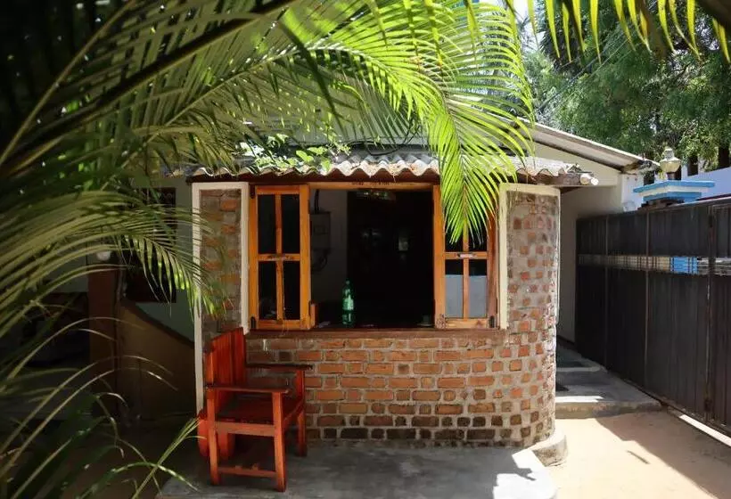 هتل Eagle Resort Arugambay