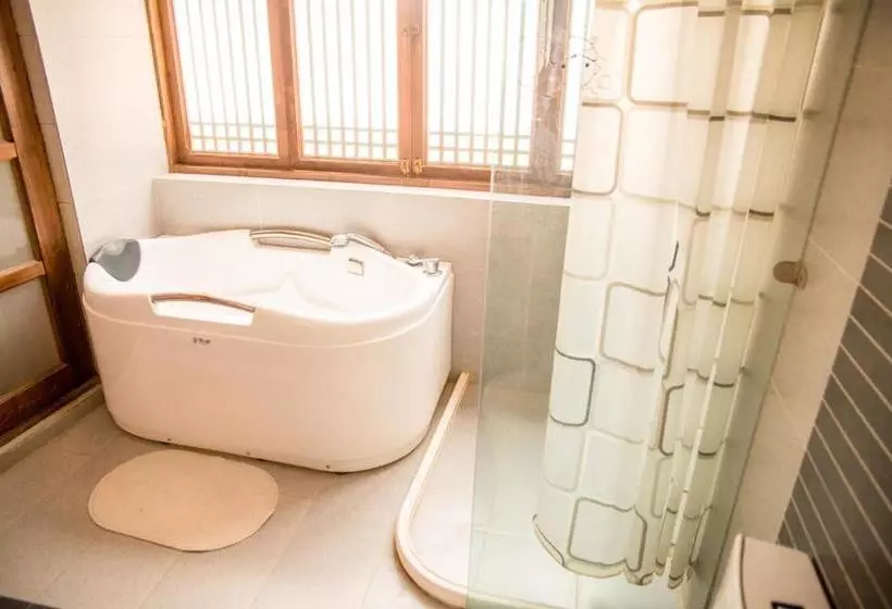 Lijiang Shuhe Qingtao Inn