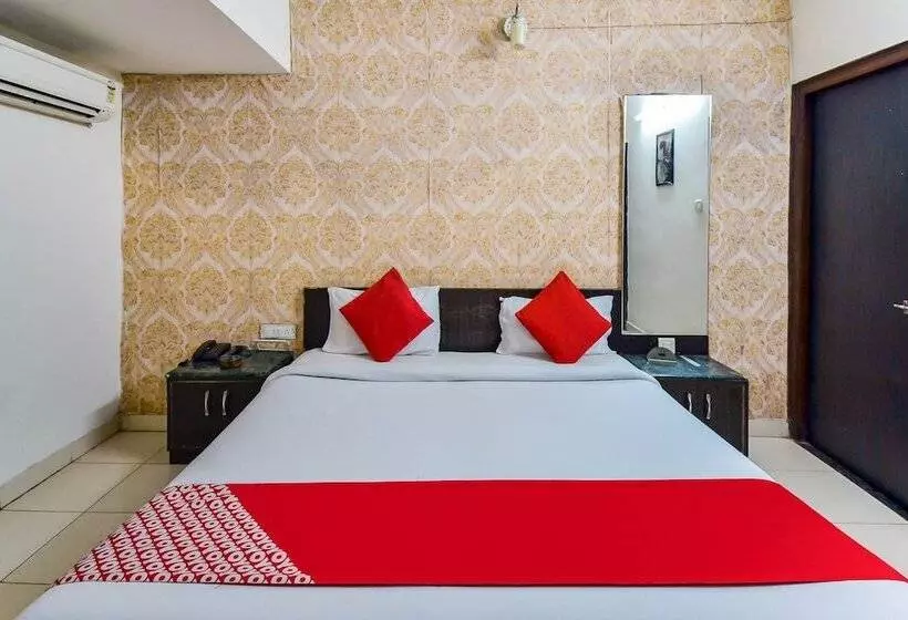Oyo 15933 Hotel V Square