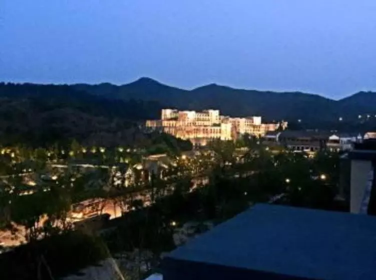 Laidback Moments Inn  Gubei Water Town