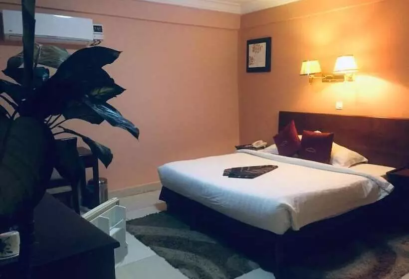 Hotelli Akroma Plaza