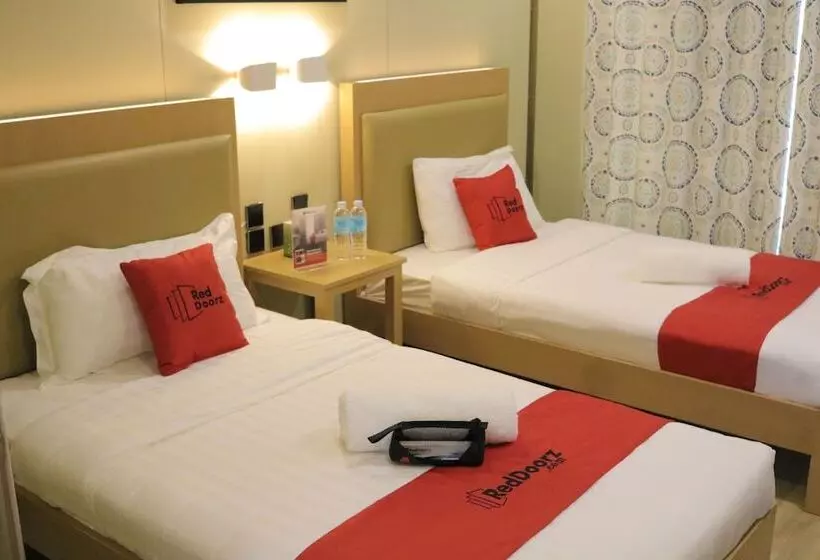 ホテル Reddoorz Plus @ As Fortuna Cebu