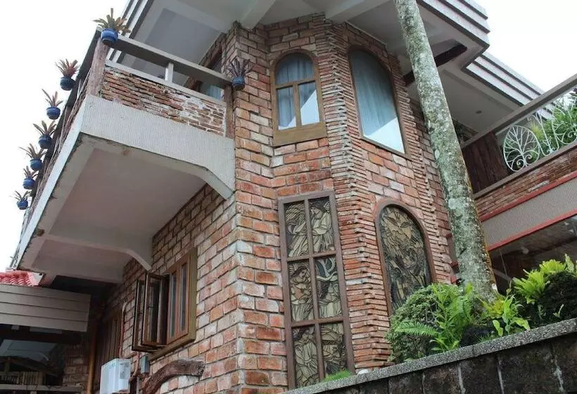 Majatalo F8 Inn   Formerly F8 Bed & Breakfast