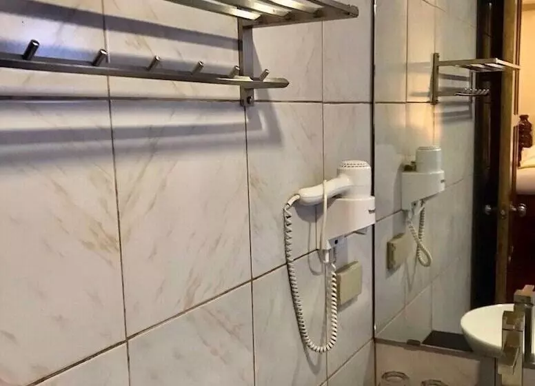 Majatalo F8 Inn   Formerly F8 Bed & Breakfast