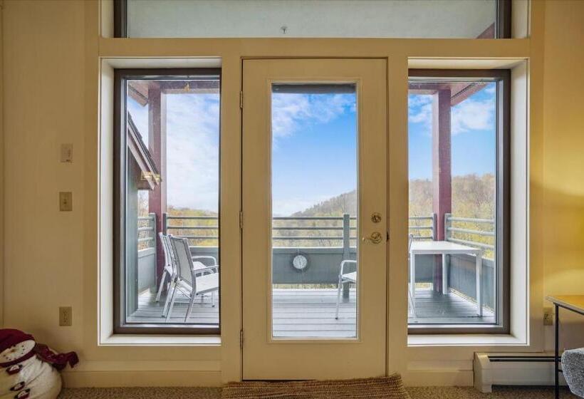 Gorgeous Views, Tastefully Decorated Ski On Ski Off 3 Bedroom Condo, With Sports Center Access Lodge