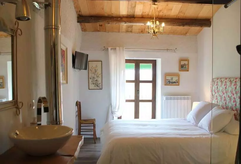 تختخواب و صبحانه La Casa Dels Ocells