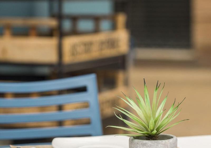 مسافرخانه The Corner House