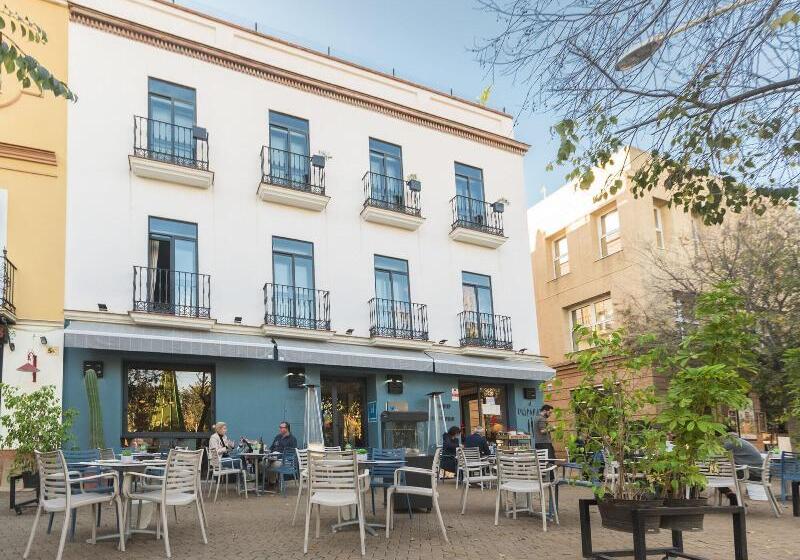 مسافرخانه The Corner House