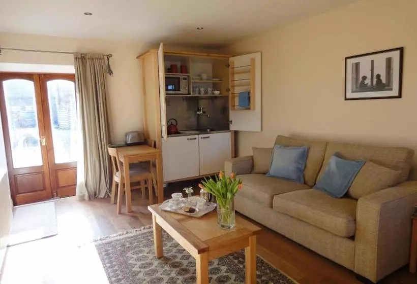 تختخواب و صبحانه The Courtyard