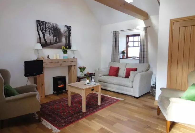 تختخواب و صبحانه The Courtyard