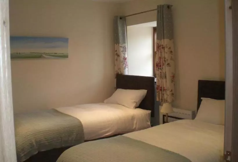 تختخواب و صبحانه The Courtyard