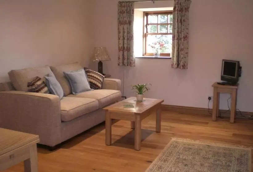 تختخواب و صبحانه The Courtyard