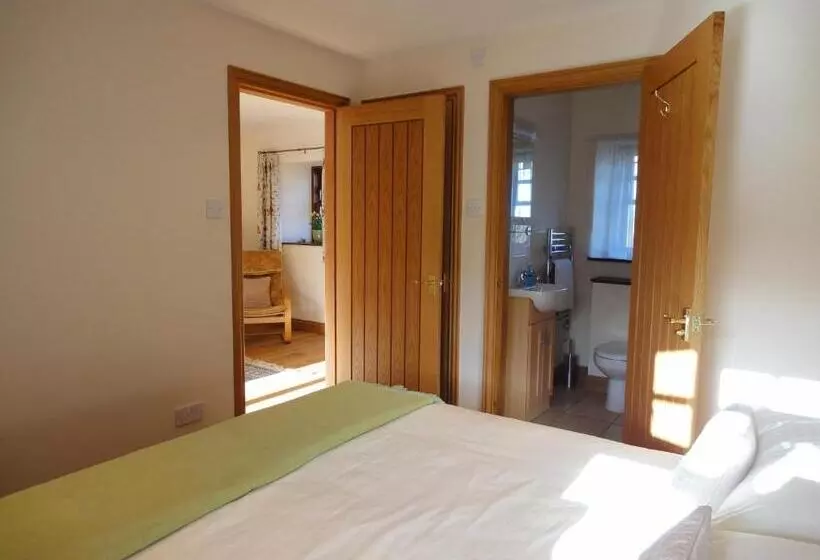 تختخواب و صبحانه The Courtyard