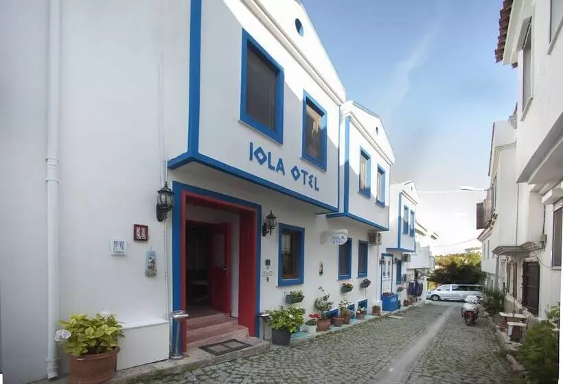 هتل Iola