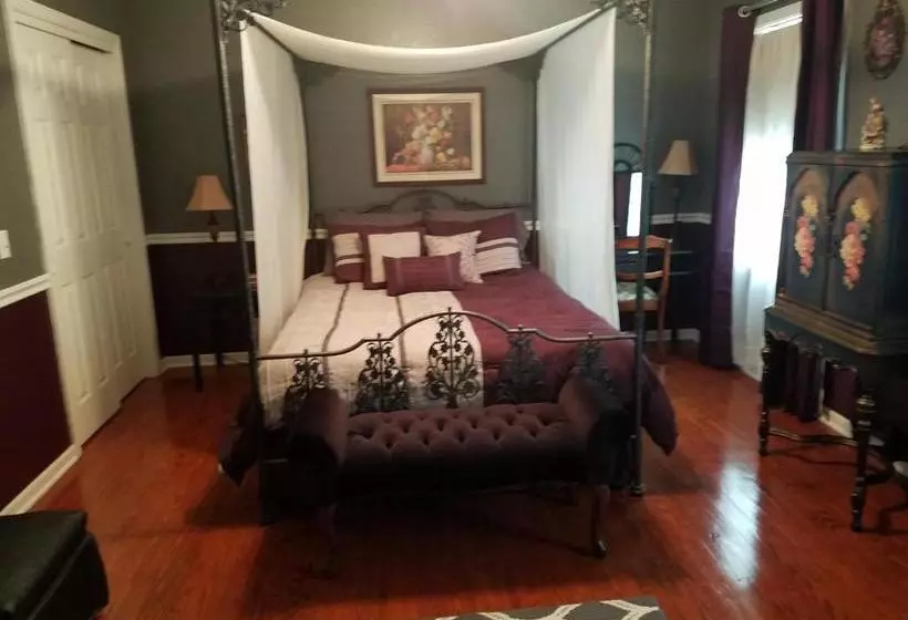 Aamiaismajoitus (B&B) Cottage By The Castle