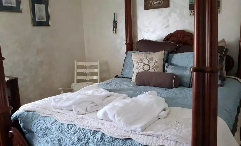 Aamiaismajoitus (B&B) Cottage By The Castle