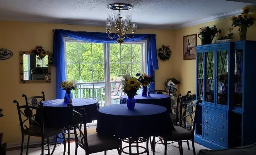 Aamiaismajoitus (B&B) Cottage By The Castle