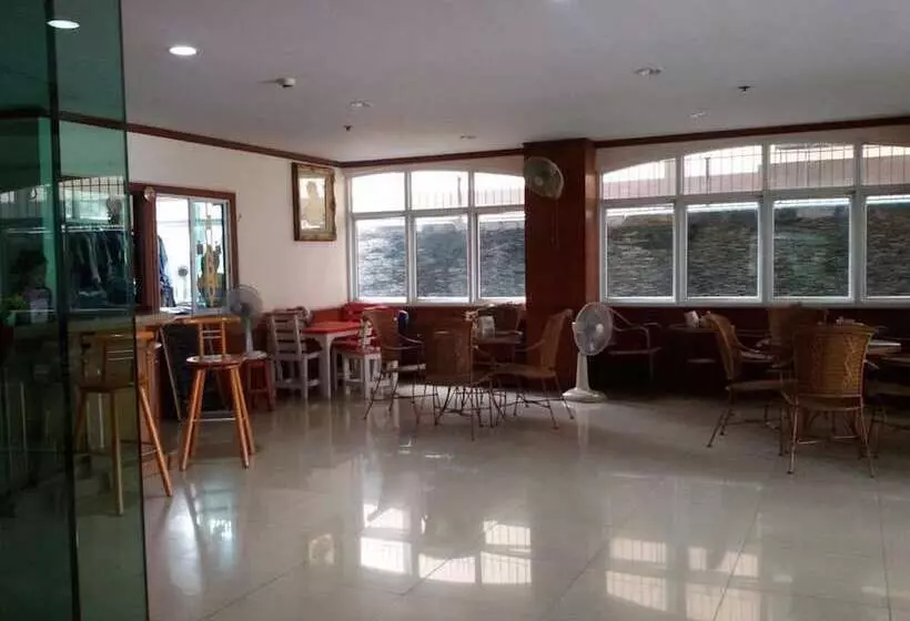 ホテル Rattakit Mansion