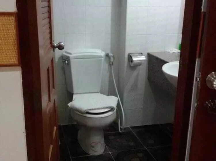 ホテル Rattakit Mansion