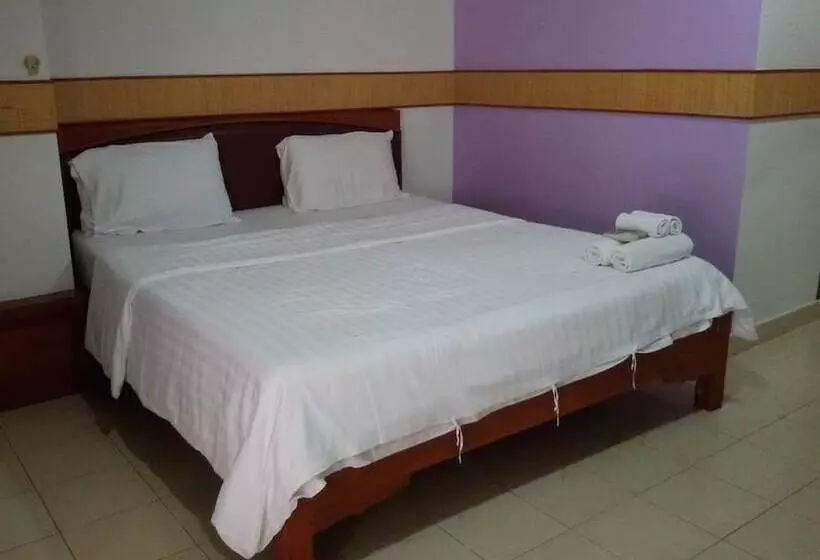 ホテル Rattakit Mansion