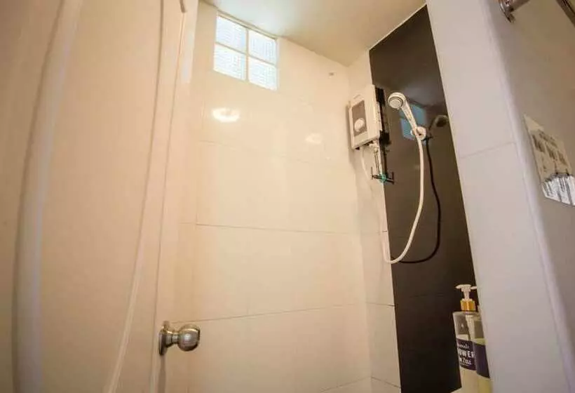 The Zell Budget Hotel Buriam