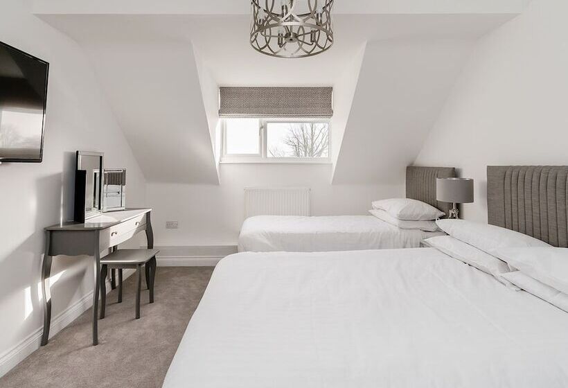 Pike & Eel Hotel And Marina