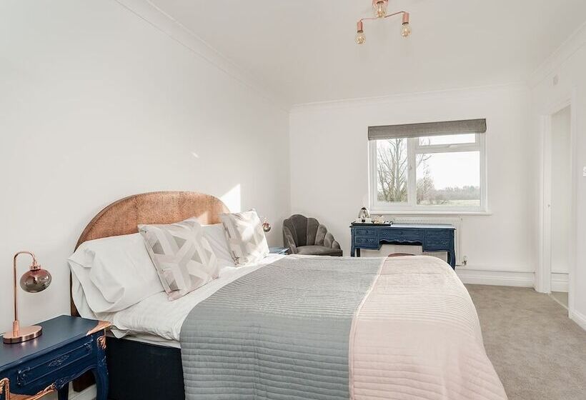 Pike & Eel Hotel And Marina