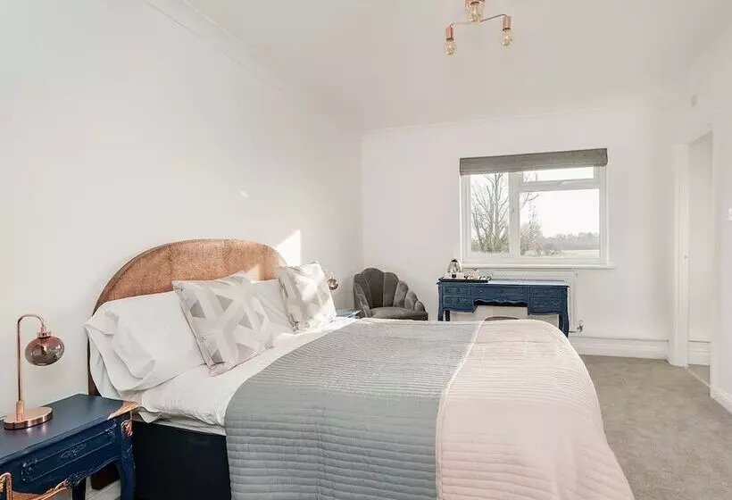 Pike & Eel Hotel And Marina