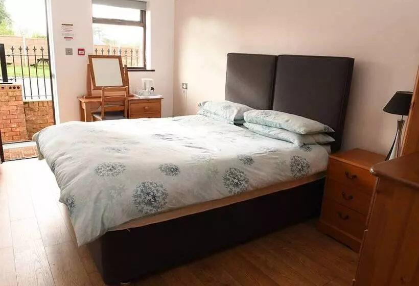 簡易ホテル Axe & Compass Lodge