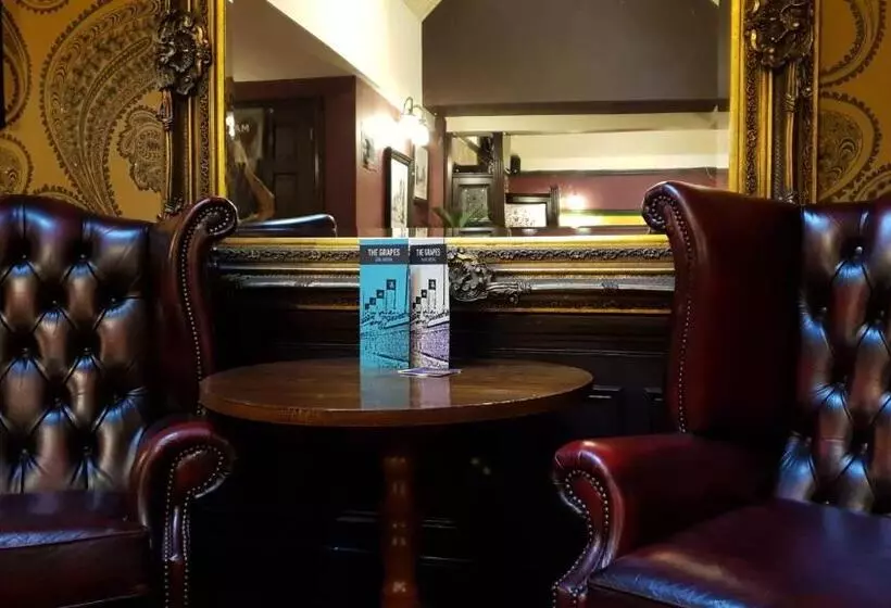 مسافرخانه The Grapes Pub