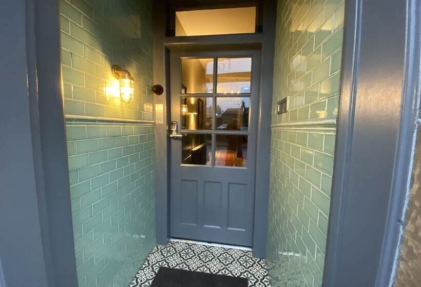 פנסיון Irvine Guest House