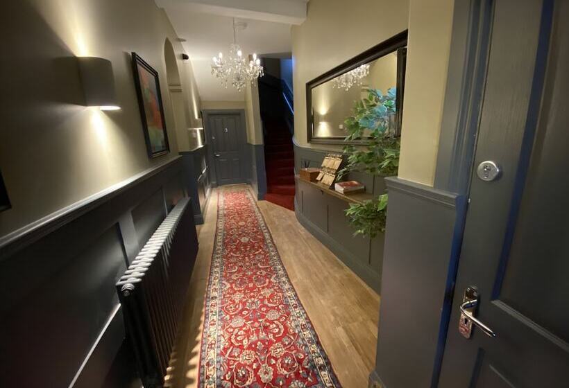 פנסיון Irvine Guest House