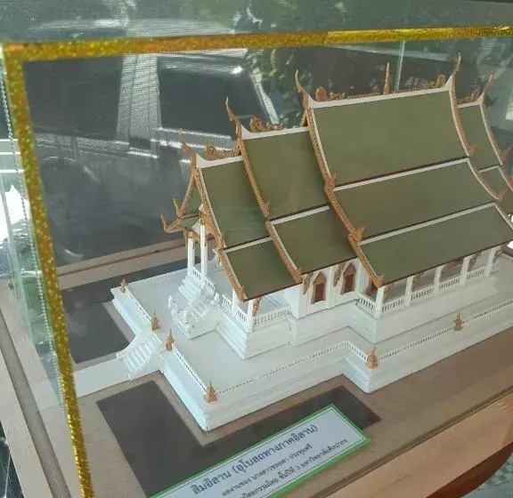 هتل Narai Iyara Palace