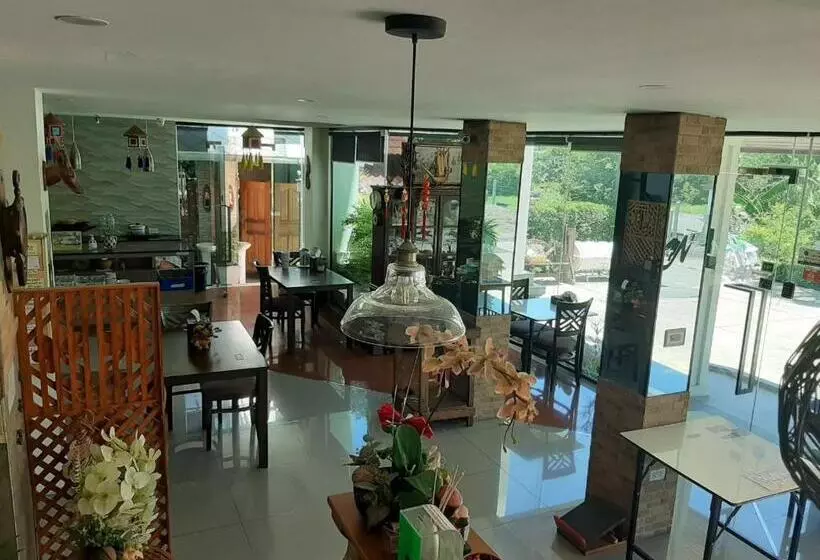 هتل Narai Iyara Palace