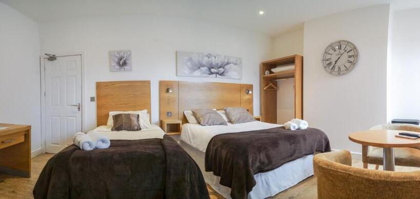 بنسيون Tunnard House