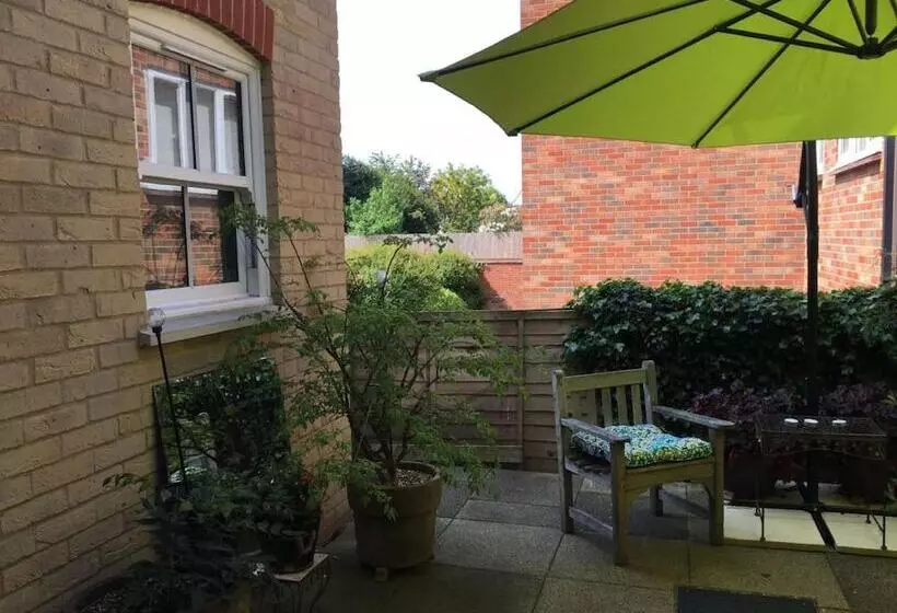 Majatalo Worth House