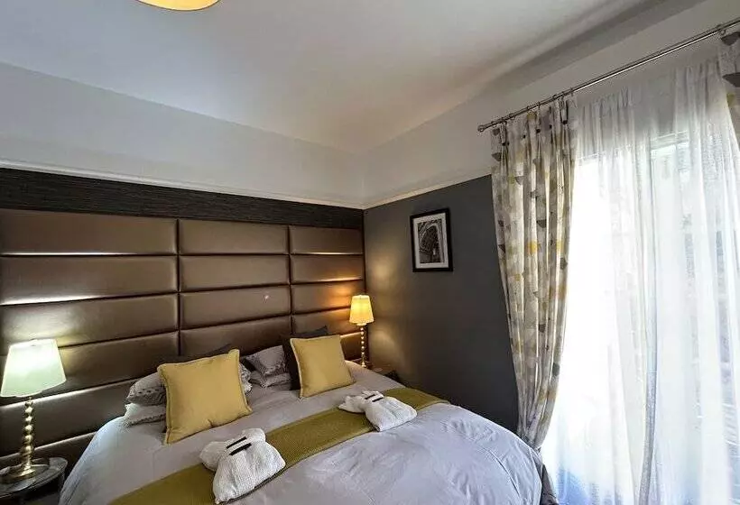 Majatalo Worth House