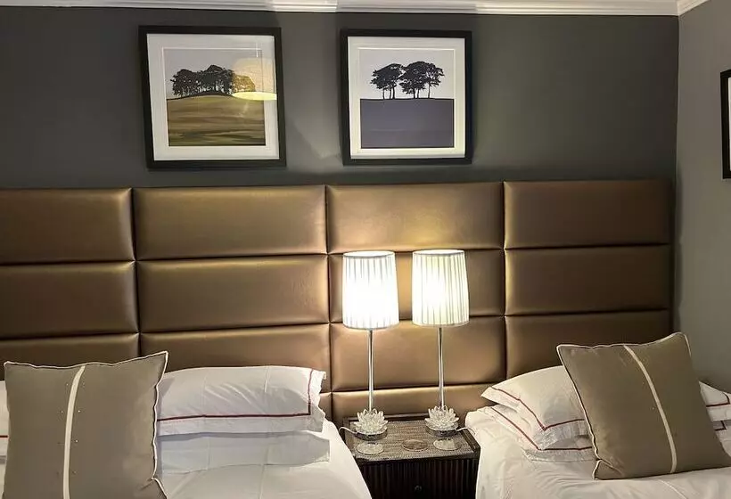 Majatalo Worth House