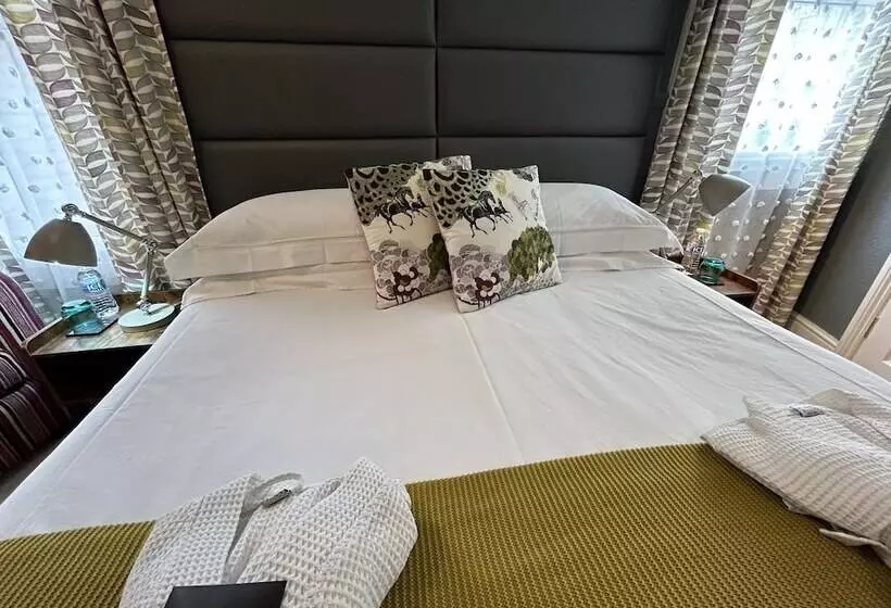 Majatalo Worth House